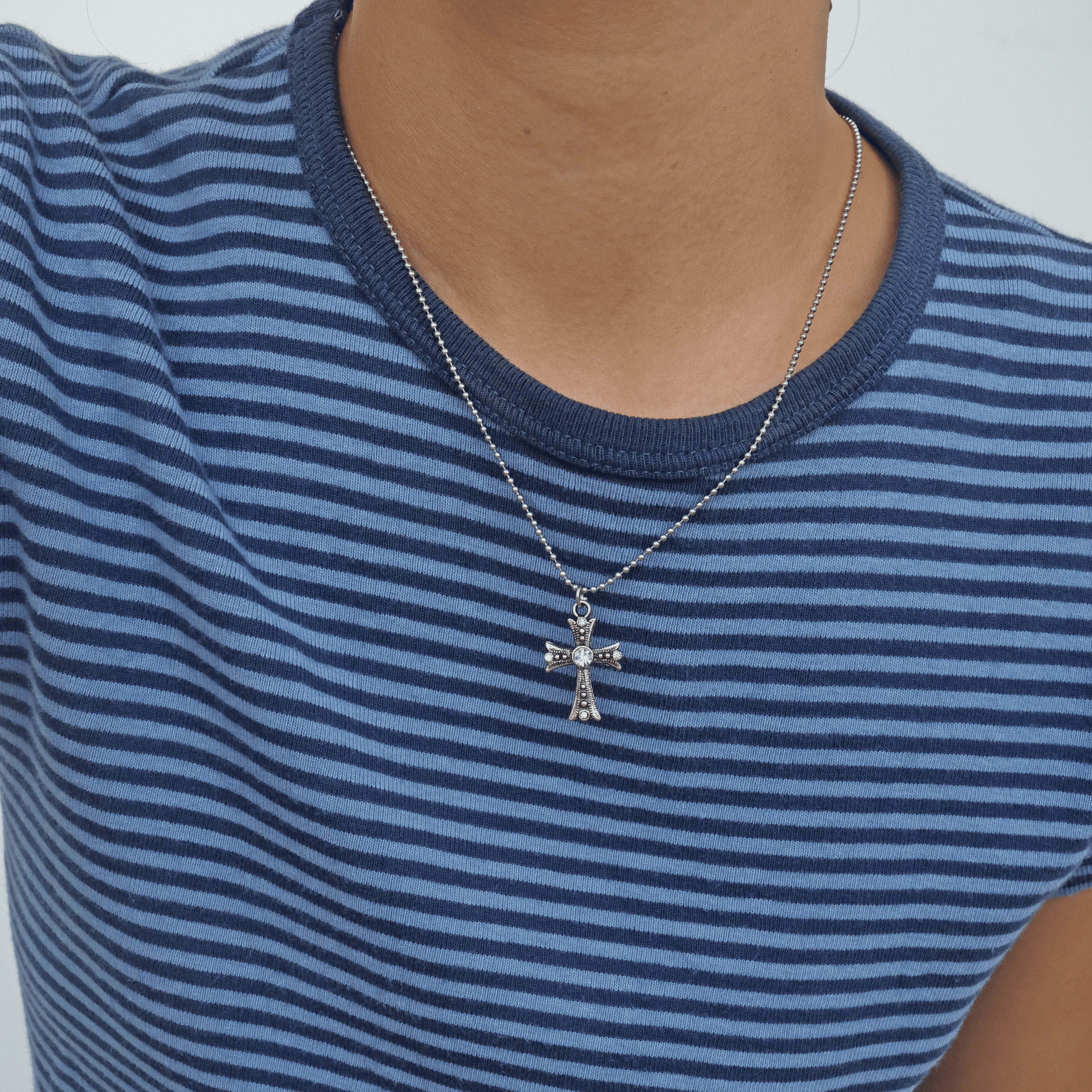 Niki Silver Cross Necklace - Image 4